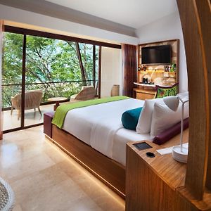 Sunset Tree House Guest room 1 King Forest View